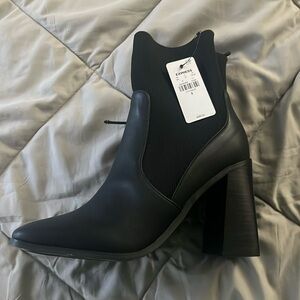 Express size 8 block heel booties